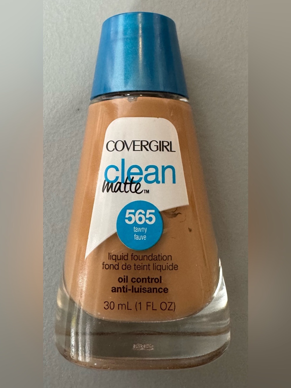 COVERGIRL Clean Matte Liquid Foundation - Tawny (565) with Blue Cap oil control